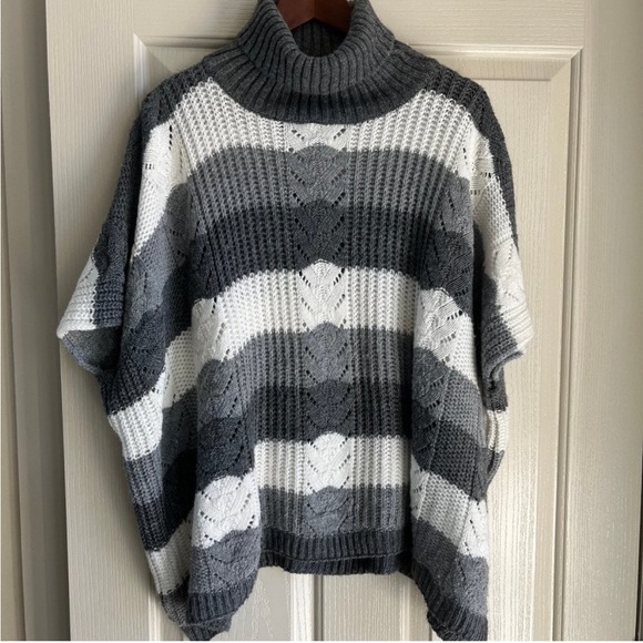 M Made in Italy Pullover Poncho Grey and White Stripes Size S Like New - Picture 5 of 7
